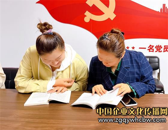職工們共同閱讀.jpg