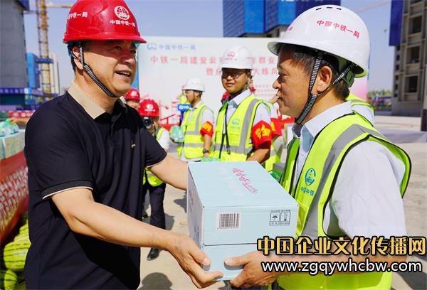為現(xiàn)場外協(xié)隊伍工人和項目部職工代表發(fā)放夏送清涼慰問品.JPG