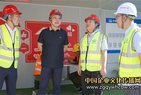 聽取項目部標準化工地建設情況.JPG