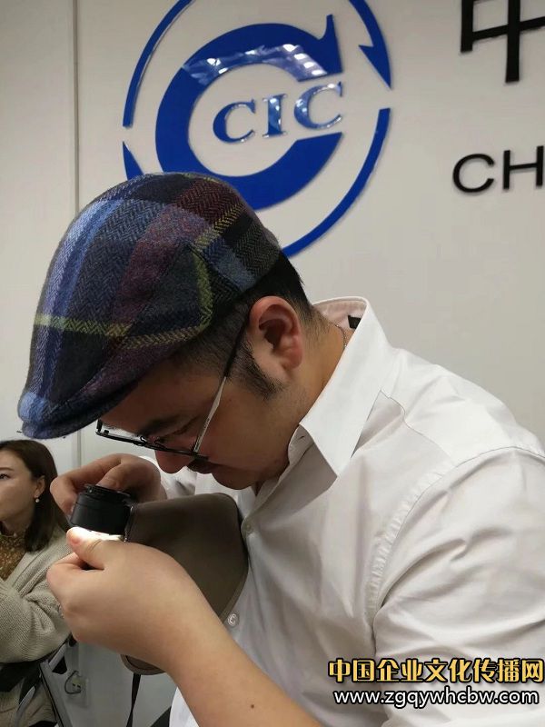 費翔在課堂上進行實操練習.jpg