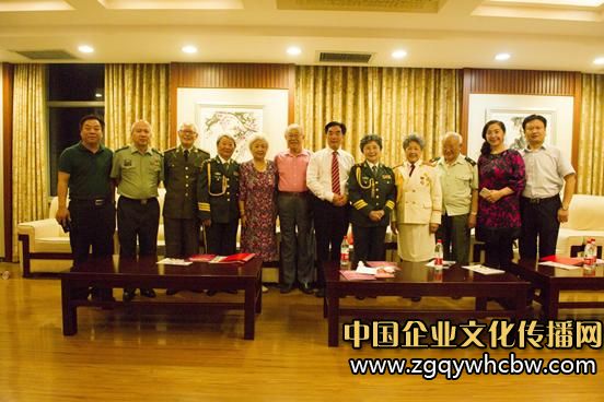 西安銀橋乳業(yè)集團(tuán)董事長(zhǎng)劉華國(guó)同老藝術(shù)家合影留念.jpg