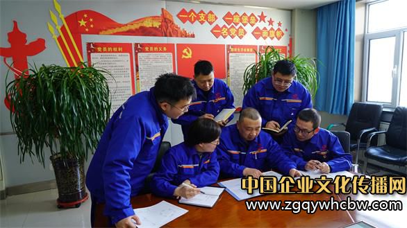 圖為劉鴻偉和同事們在討論檢維修難題。王安怡 攝.JPG