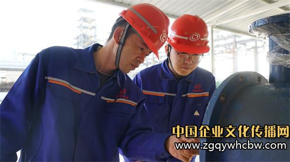 圖為銀光集團員工研究改造項目。王安怡 攝.JPG