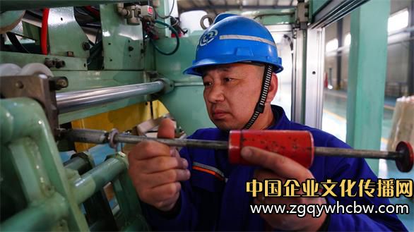 圖為劉鴻偉在使用自己設(shè)計的工具開展工作。王安怡 攝.JPG
