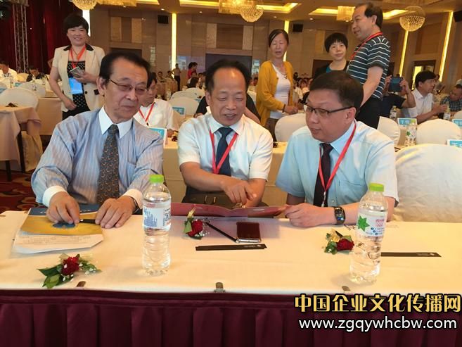 鄭偉達(dá)教授與趙同彬會長、吳健雄主任在第四屆海峽兩岸腫瘤防治交流大會上.JPG