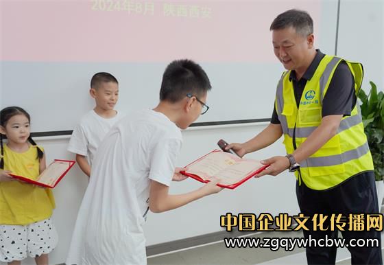 發(fā)放結(jié)業(yè)證書.JPG