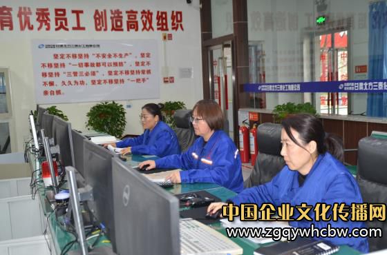 圖為三泰公司員工在自控室認真操作。汪丫惠 攝.JPG