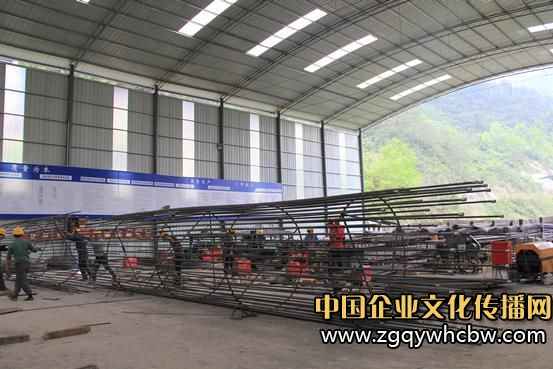 萬利高速公路五分部鋼筋加工場大干氛圍濃.JPG